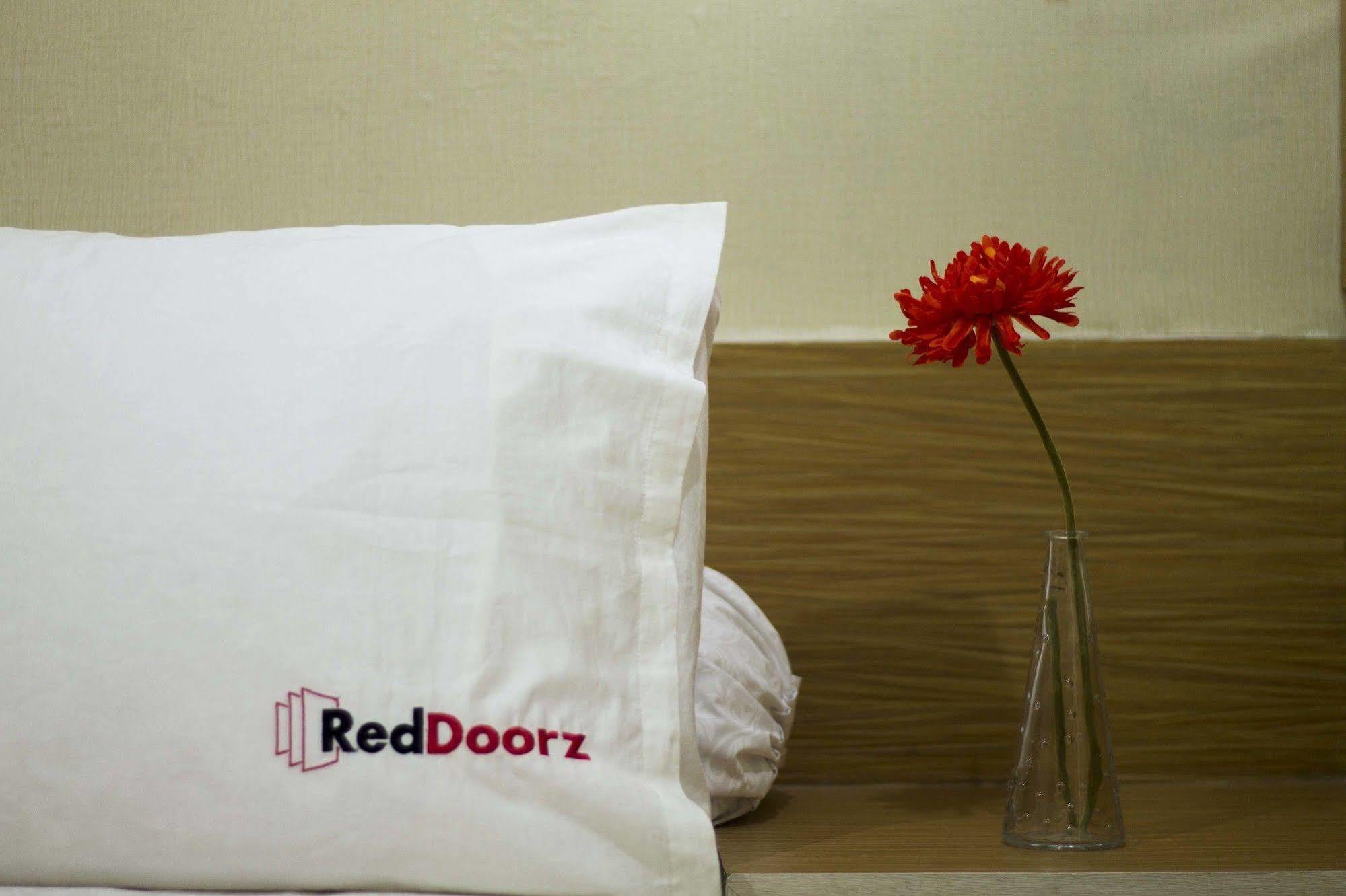 Reddoorz @ Pesanggrahan Mencil エクステリア 写真